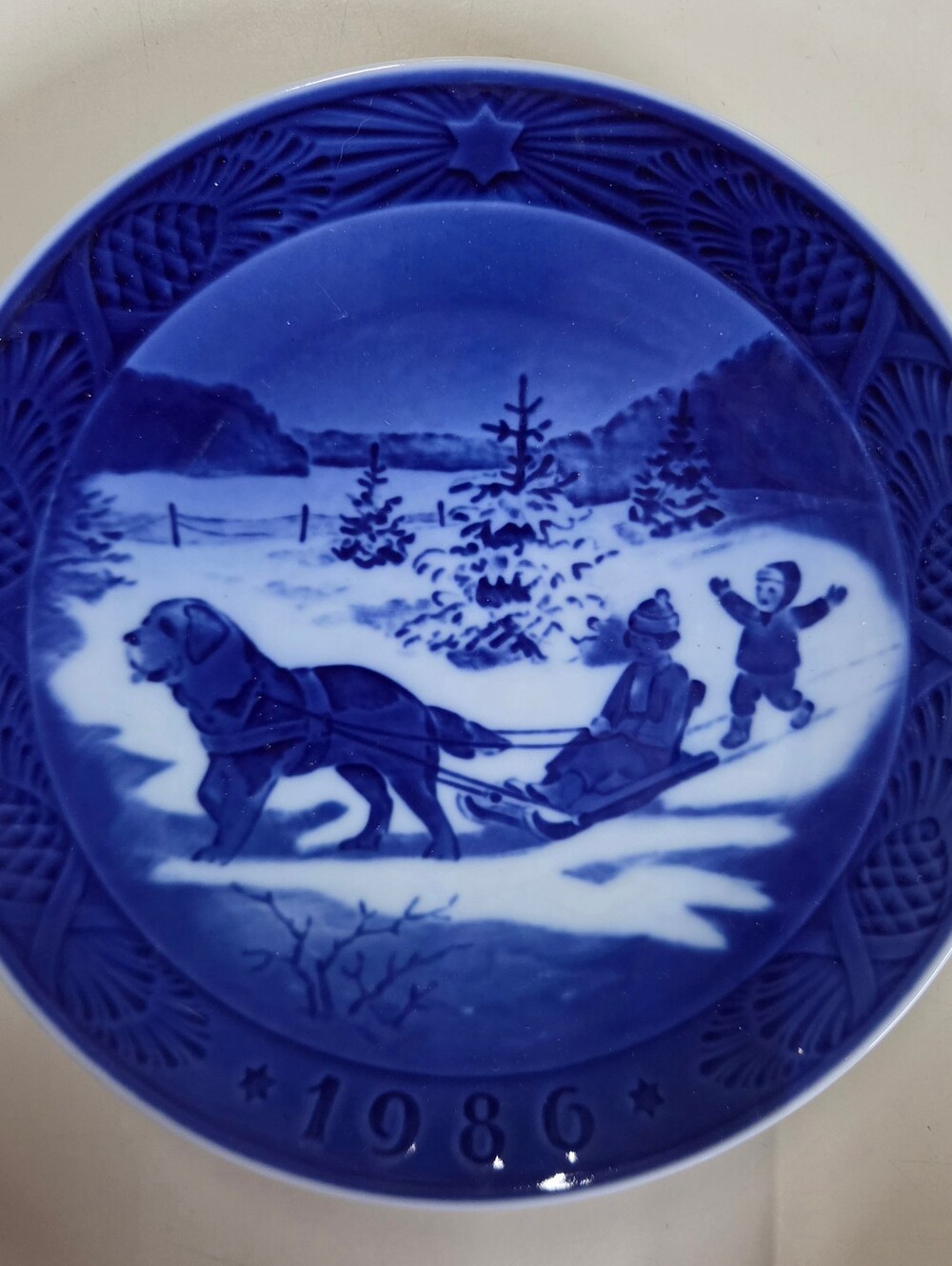 Royal Copenhagen 1986 Christmas Plate Christmas Holidays Dog Sled Danish Blue